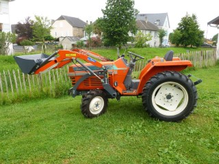 Einen Anhänger Kubota L1 225 Mikrotraktor zu verschenken