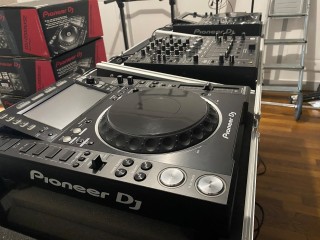 2 CDJ 2000Nxs2 et 1 DJM 900 Nxs2